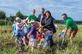 Den Schulkindern Alltagskompetenzen zu vermitteln und z.B. einen Einblick in das Leben und Arbeiten auf dem Bauernhof zu geben, darum geht es bei dem Projekt „Schule fürs Leben“. Jetzt haben sich Landwirtschaftsministerin Michaela Kaniber und Kultusminister Prof. Dr. Michael Piazolo gemeinsam auf einem Bauernhof in Olching über dieses Projekt informiert.