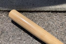 - Am 16. Juli kam es in den frühen Morgenstunden in der Brucker Innenstadt zu einem Angriff gegen zwei Personen. Gegen 3.10 Uhr zog ein 35-Jähriger, bewaffnet mit einem Baseballschläger, durch die Stadt und fand in der Dachauer Straße sein erstes Opfer, einen 54-Jährigen aus dem Landkreis Dachau. 
