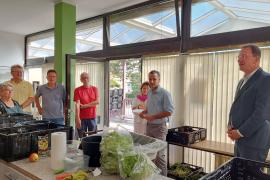 Oberbürgermeister Andreas Haas besuchte das Team der Germeringer Tafel und informierte sich über die Arbeit dort. Viele helfende Hände bereiteten die Lebensmittel für die Kundinnen und Kunden vor. 