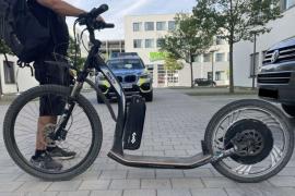 Am Abend des 18.07.2022 fiel einer Streife der Polizeiinspektion Herrsching zwischen Weßling und Gilching ein Mann auf einem augenscheinlich motorisierten Tretroller auf, an welchem kein Versicherungskennzeichen angebracht war.
