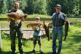 Der diesjährige Fischerkönig ist Benjamin Krois. Er konnte mit seinem Spiegelkarpfen von knapp acht Kilo alle anderen Teilnehmer schlagen und darf sich somit für ein Jahr lang Fischerkönig des Bezirksfischereiverein Fürstenfeldbruck nennen