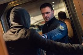 – In der Nacht von Donnerstag auf Freitag (22. Juli) kam es zu einem größeren Polizeieinsatz in Mammendorf, nachdem ein 49-jähriger Ungar zwei Zugbegleiter eines ICE beleidigte und drohte sie „abzustechen“. Der Zug blieb daraufhin in Mammendorf stehen.    