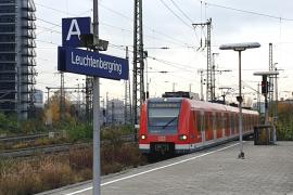 Ein bislang Unbekannter versuchte am frühen Dienstagabend (2. August) einem 28-Jährigen am S-Bahnhaltepunkt Leuchtenbergring dessen Handy zu entwenden. Bei körperlichen Attacken gegen den 28-Jährigen wurde dieser leicht verletzt. 