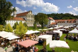 Vom 13. bis 14. August findet wieder der beliebte Fürstenfelder Markt auf dem prächtigen Fürstenfeld-Areal statt. 