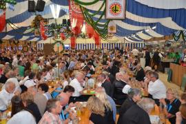 Nach zweijähriger Zwangspause beginnt am 26. August die 46. Maisacher Festwoche mit einigen Neuerungen. Von der Qualität der hervorragenden Bierspezialitäten der Brauerei Maisach - Räuber Kneißl Festmärzen und Dunkel, Maisacher Perle und Weißbier - können sich die Besucher des Amperlandfestzeltes bereits am Freitag bei der „Bierprobe“ überzeugen. Auftreten wird dabei der „Räuber Kneißl“.