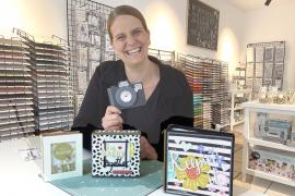 „Die Idee kommt aus Amerika und nennt sich tatsächlich Scrapbooking Store“, erzählt Alexandra Würden. Auch wenn sie noch keine passende Übersetzung im Deutschen gefunden habe, die Grundidee sei weit mehr, als nur mit Schere, Leim, alten Büchern und Fotos sowie Papier und Pappe ausgefallene Karten, Geschenke-Boxen und Verpackungen herzustellen. 