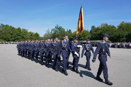 Bei bestem Spätsommerwetter schritten der Leiter der Bayerischen Staatskanzlei, Staatsminister Dr. Florian Herrmann, der Inspekteur Luftwaffe, Generalleutnant Ingo Gerhartz und der Kommandeur der Offizierschule der Luftwaffe, Herr Brigadegene-ral Stefan Scheibl die Front der angetretenen 360 Offizieranwärter und 61 Offi-zieranwärterinnen ab.