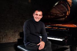 Im Sommer hatte das Stockwerk mit seinem großen Open Air für Furore gesorgt. Nach einer kurzen Pause startet die Kultlocation nun in den Kulturherbst. Bereits an diesem Freitag, 16. September, 20 Uhr, präsentiert Piano-Entertainer Martin Schmitt sein aktuelles Programm „Jetzt ist Blues mit Lustig“. 