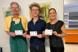 Hans- Joachim Schletter (Leitung Tafel FFB), Vinzenz Stark (Abiturient) und Martina Fink (Hans-Kiener-Stiftung).