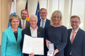  Pfarrer Josef Aicher hat heute aus den Händen der Bayerischen Staatsministerin für Familie, Arbeit und Soziales Ulrike Scharf den Bayerischen Verdienstorden verliehen bekommen. 