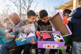 Unter dem Motto „Liebe lässt sich einpacken“ startet die Geschenkaktion „Weihnachten im Schuhkarton“ in die neue. Saison. Während der Abgabewoche vom 07. bis 14. November können die gepackten Schuhkartons in der Freien evangelischen Gemeinde am Bahnhofplatz 10 jeweils von 9:00-12:00 Uhr und von 14:00-16:00 Uhr abgegeben werden. 