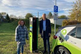 In Kooperation mit den Stadtwerken Fürstenfeldbruck hat die Gemeinde Landsberied die erste Elektroladesäule im Ort installiert. Am 7. November nahmen Andrea Schweitzer, Bürgermeisterin von Landsberied und Stadtwerke Geschäftsführer Jan Hoppenstedt diese in Betrieb. 