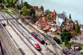 An den Adventsonntagen finden jeweils von 10 bis 12 Uhr in dem Normalspurwagen 1 des Feldbahnmuseums am Bahnhof Fürstenfeldbruck die traditionelle Advent-Modelleisenbahnvorführungen statt. 