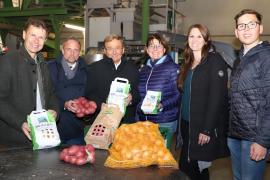 Vor seinem Auftritt beim Kreisbauerntag hat Bayerns Umwelt- und Verbraucherschutzminister Thorsten Glauber gemeinsam mit dem Stimmkreisabgeordneten Hans Friedl den Hatzlhof in Esting besucht. 