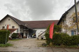 Die Tage des Bauernbäck im Gilchinger Altdorf sind gezählt. Der ehemalige landwirtschaftlich geprägte Hof soll abgerissen und durch einen Neubau mit Wohnungen und Café ersetzt werden.