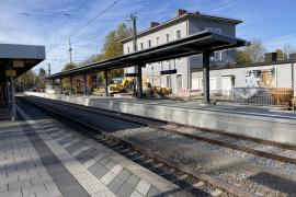 Nach Fertigstellung des modernisierten Bahnsteigs am Gleis 1 in Fürstenfeldbruck halten ab dem Fahrplanwechsel im Dezember 2022 alle Züge der Linie RB 74 München – Buchloe in der Kreisstadt.