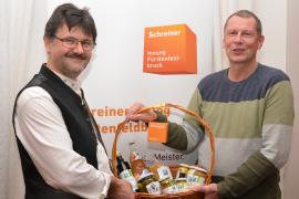 – „25 Prozent unserer Betriebe bilden aus, 75 Betriebe bilden nicht aus.“ Mit dieser Aussage appel-lierte der Obermeister der Brucker Schreinerinnung, Andreas Obermaier, bei der Herbstversammlung im Dorfwirt von Landsberied am vergangenen Mittwoch an die Betriebe, mehr auszubilden, denn, so Obermaier weiter, „100 Prozent der Betriebe schreien nach Fachkräften.“ 