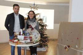 Geschenkübergabe durch Florian Streifeneder von der Streifeneder Unternehmensgruppe.