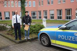 Bereits am 07.11.2022 ereignete sich in Fürstenfeldbruck in der Buchenau ein Verkehrsunfall, bei dem sich der 69-jährgige Verursacher zunächst unerlaubt entfernte.  Der Verkehrsunfall selbst konnte durch den 15-Jährigen Leon beobachtet werden, der anschließend die Verständigung der Polizei veranlasste. 
