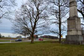 Mehrmals im Jahr kommt es auf der B2 an der Kreuzung Kaisersäule zu schweren Unfällen. Der als Unfallschwerpunkt bekannte Knotenpunkt, an dem die Straße „Zur Kaisersäule“ in Puch die Bundesstraße Richtung Lindach quert, war immer wieder Gegenstand von Beratungen im Stadtrat. 