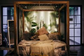 Die Einrichtung eines gemütlichen Schlafzimmers ist ein wichtiger Aspekt des Wohnens. Ein Schlafzimmer sollte nicht nur ein Ort sein, an dem man schlafen kann, sondern auch ein Ort, an dem man sich wohlfühlen und zum Beispiel auf Leolux-Sessel  entspannen kann.