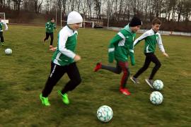 Seit 2020 ist der Gröbenzeller Fairtrade Ball - in einer leicht an die Vereinsfarben  angepassten Farbvariante - offizieller Spielball beim FC Grün-Weiß Gröbenzell. Jetzt ist mit vielen Spielern und Spielerinnen des FC Grün-Weiß hierzu ein Musikvi-deo veröffentlicht worden. 