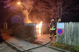 Zu insgesamt sechs Einsätzen wurden die Einsatzkräfte der FF Olching in der Silvesternacht 2022/2023 gerufen. Die erste Alarmierung durch die ILS Fürstenfeldbruck ging um 00:16 Uhr ein, in der Münchner Straße war eine Hecke in Brand geraten. 