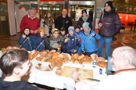 „Was macht der Mann da?“ zeigte der Bub aus der Vorschulgruppe der „Dinosaurier“ des Brucker Kinderhauses beim Betreten der Sparkasse mit ausgestrecktem Arm auf den Brot-Qualitätsprüfer des Deutschen Brotinstituts, Manfred Stiefel. Neugierig näherten sich die sieben Kinder mit ihren erwachsenen Betreuern dem „Brotstand“ im Foyer der Sparkasse, und verfolgten gespannt, was da geschah.