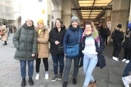 Unter dem Motto „Steh auf für die Freiheit“ nahmen haupt- und ehrenamtliche Mitarbeiterinnen des Vereins „Frauen helfen Frauen Fürstenfeldbruck e. V.“ am Valentinstag am diesjährigen Tanz-Flashmob teil. Vorher wurde gemeinsam fleißig geübt. Um 17.00 Uhr ging es dann los am Karlsplatz-Stachus in München. Für die anderen Passanten scheinbar spontan fingen die Demonstrierenden an, auf ein Zeichen zu tanzen und ihre Forderungen kund zu tun. 