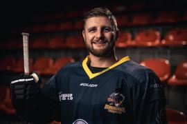 Germering - Das Germeringer Urgestein Stefan Sohr bestritt am vergangenen Samstag, beim Benefizspiel zu Gunsten der Erdbebenopfer in der Türkei und Syrien, sein letztes Spiel im Wanderers-Trikot. Kaum zu glauben, dass der wahrhaftige Veteran, der die personifizierte Kontinuität war und für bedingungslose Vereinstreue stand wie kein Zweiter, ab der Saison 2023/2024 nicht mehr für den EVG auf dem Eis stehen wird. 