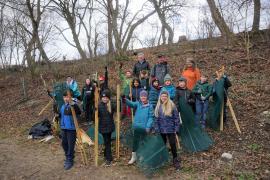 Drittklässler der Allinger Grundschule pflanzten letzte Woche junge Tannen in den Gemeindewald unterhalb Holzkirchen. Die jungen Baumfreunde waren unterwegs mit der „Waldschule“ – eine Initiative der BayWa-Stiftung. 