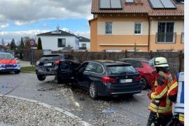 Weil er vermutlich eingeschlafen ist fuhr ein BMW-Fahrer am Kreisverkehr Planegger Straße/Am Forst auf einen Mercedes auf und schob diesen über den Kreisverkehr. Dort kollidierten die beiden noch mit einem Opel.