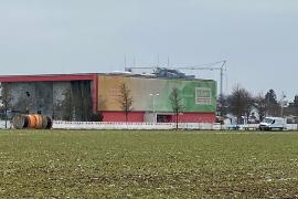 Obwohl Wohnungen dringend gebraucht werden und auch die DAV-Kletterhalle seit Jahren durch eine barrierefrei Boulder-Halle erweitert werden soll, zieht sich das Verfahren. Wie berichtet, legte ein Anwohner Beschwerde wegen der geplanten Skateranlage ein. Um dem Beschwerdeführer entgegen zu kommen, wurde der Bebauungsplan neu aufgestellt und auf die Skateranlage vorerst verzichtet.   