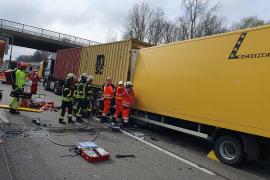 - Heute kam es gegen 09:45 Uhr auf der Autobahn A8 kurz vor der Überleitung zur Eschenrieder Spange in Fahrtrichtung München zu einem schweren Verkehrsunfall. Ein LKW war auf einen weiteren LKW aufgefahren, wobei sowohl Fahrer und auch Beifahrer des hinteren LKW eingeklemmt und schwer verletzt wurden.  