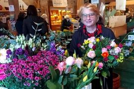  Fürstenfeldbruck – Viele Informationen rund um Blumen, Gemüsepflanzen und Kräuter gibt es im Rahmen der Dialogreihe „Verbraucher fragen – Erzeuger antworten“ auf dem Bauernmarkt. Die Firma 1A Blumen Beck ist seit vielen Jahren mit ihrem großen Angebot an Blumen, Floristik und Kräutern auf dem Bauernmarkt vertreten