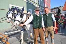 In Bruck wird gerne und viel gefeiert! Mit dem Brucker Volksfest beginnt die Festsaison in  der Stadt.  Los geht´s am 28. April um 17.00 Uhr mit dem traditionellen Standkonzert vor dem Alten  Rathaus an der Hauptstraße. Dort werden die Gäste aus nah und fern musikalisch auf  zehn erlebnisreiche und gesellige Tage mit Familie, Freunden und Bekannten  eingestimmt. 