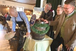 Der Frühling liegt in der Luft, das Festzelt ist aufgebaut und seit Wochen laufen die  Vorbereitungen: Das Brucker Volksfest steht vor der Tür. Vom 28. April bis 7. Mai lockt die  Kreisstadt Besucherinnen und Besucher von Jung bis Alt mit einem bunten Volksfestprogramm. 