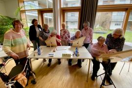  Gilching - Zu ihrem ersten Konzert lud das im letzten Jahr gegründete Veeh-Harfen-Ensemble der Musikschule Gilching am Freitag ins Café Andechs im Haus des Betreuten Wohnens ein. Initiiert wurde der musikalische Treff, zu dem rund 50 Gäste kamen, vom Senioren-Beirat. 