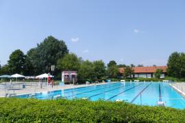 Das Freibad Mammendorf startet am kommenden Maifeiertag, 1. Mai um 10 Uhr in die Badesaison 2023. Die Mitarbeiter haben es trotz des wechselhaften Wetters im April geschafft, den Gästen das Bad nun wieder in seiner vollen Schönheit präsentieren zu können.