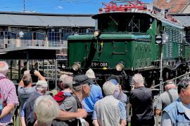 Ein Treffen berühmter „Krokodil-Lokomotiven“ lockt am Samstag und Sonntag, 24. und 25. Juni in den Bahnpark Augsburg. Große und kleine Eisenbahnfreunde können am Sonntag zudem aus dem Großraum München stilecht mit dem historischen „Krokodil-Express“ anreisen.