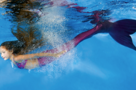 – Schwimmen wie Arielle, die Meerjungfrau, oder Poseidon, der Meeresgott – diese Fähigkeit können Kinder und Jugendliche im Hallenbad der AmperOase erlernen und trainieren.