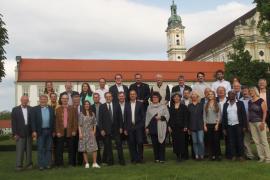 Ein Großteil der Stadtratsmitglieder fand sich kurz vor der Vereidigung des neuen Oberbürgermeisters Christian Götz (BBV) und der neuen Stadträtin Elisabeth Lang (BBV) zum Fototermin auf dem Klosterareal ein