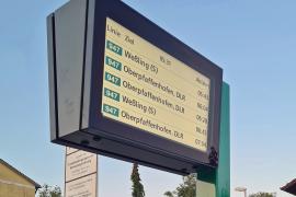 Ab sofort erhalten Gilchings Fahrgäste an den Bushaltestellen an den Bahnhöfen Gilching-Argelsried und Neugilching aktuellste und barrierefreie Informationen. An den DFI-Anzeigegeräten werden Mitteilungen über die nächsten Abfahrtzeiten der am Standort verkehrenden Linien angezeigt. Beide Anlagen verfügen zusätzlich über ein digitales Ansagegerät. Per Tastendruck am Mast wird die Vorlesefunktion eingeschaltet. Sie kümmert sich akustisch, um die im Anzeiger aufgeführten Informationen.