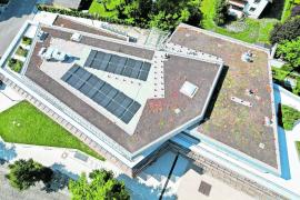 Die Verwaltung im Gröbenzeller Rathaus kann ab sofort Sonnen-Strom aus eigener Erzeugung nutzen. Überschüssiger Strom wird ins öffentliche Netz gespeist. Die Solaranlage, die die KommEnergie verbaut hat, konnte kürzlich in Betrieb genommen werden. „Ein weiterer kleiner Schritt auf dem eingeschlagenen Weg für mehr Nachhaltigkeit in Gröbenzell“, resümiert Erster Bürgermeister Martin Schäfer.