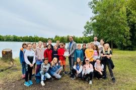 Die Klasse 4b der Grundschule Graßlfing hat Bürgermeister Magg am Olchinger See eine Spende in Höhe von 477 Euro für die Pflanzung neuer Bäume im Rahmen der Aktion „Seebäume“ überreicht. 