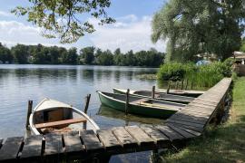 In diesem Jahr befinden sich an einigen Stellen im Weßlinger See besonders viele Wasserpflanzen. Dadurch kommt es immer wieder zu störenden oder gar brenzligen Situationen beim Schwimmen. Auch wenn das Vorkommen von Wasserpflanzen in einem Naturgewässer vollkommen normal ist, hat die Gemeinde jetzt auch für dieses Jahr wieder das Mähen im See beauftragt.