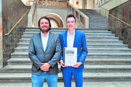  Das Gymnasium Gröbenzell gratuliert seinem diesjährigen Abiturienten Moritz Handtke (Foto mit StR Johannes Waßmer) zum mit 300 Euro dotierten Ersten Abiturpreis 2023 in Politik und Gesellschaft der Deutschen Vereinigung für politische Bildung, Landesverband Bayern. Im Beisein der Schirmherrin des Preises, Landtagspräsidentin Ilse Aigner, sowie einem der Juroren, Prof. Dr. Stefan Rappenglück von der Hochschule für angewandte Wissenschaften in München, fand die Verleihung Anfang Juli statt.