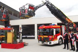 – Bei einem Tag der offenen Tür in der neuen Feuerwache 2 in der Flurstraße war für die Bevölkerung viel Wissenswertes und Spannendes geboten: Fahrzeugausstellung und Hausführungen sowie Übungen und Demonstrationen zu Personenrettung über die Drehleiter, zur Wohnungsbrandbekämpfung und zu Unfällen wie einer Explosion. 