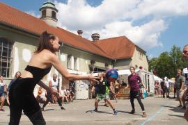 Oberbürgermeister Christian Götz (links) besucht schon seit vielen Jahren begeistert das traditionelle zweitägige Open Air Festival am letzten Juliwochenende auf dem Gelände des Alten Schlachthofs auf der Lände. „Ich finde, das Open Air ist ein perfekter Abschluss des Feste- und Kultursommers vor den Sommerferien, bevor alle in den Urlaub fahren, und zeigt, wie wichtig es ist, die SUBKULTUR als Ankernutzer hier auf dem Schlachthof-Gelände zu haben“, freute sich Götz.