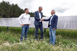 Rund 6.500 Solarmodule erzeugen in Kottgeisering regionalen Strom – seit Jahresbeginn 2023 speist die zusätzliche Photovoltaik-Freiflächenanlage, Kottgeisering II, offiziell ins Netz ein. Vergangene Woche besuchten Bürgermeister von Kottgeisering Andreas Folger und Stadtwerke-Geschäftsführer Jan Hoppenstedt die Anlage.